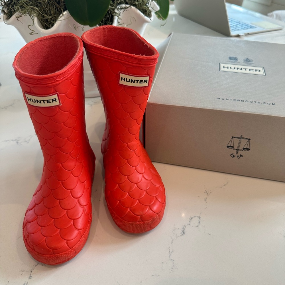 RARE Hunter Red Kids Sea Dragon Rain Boots size 9 / 10